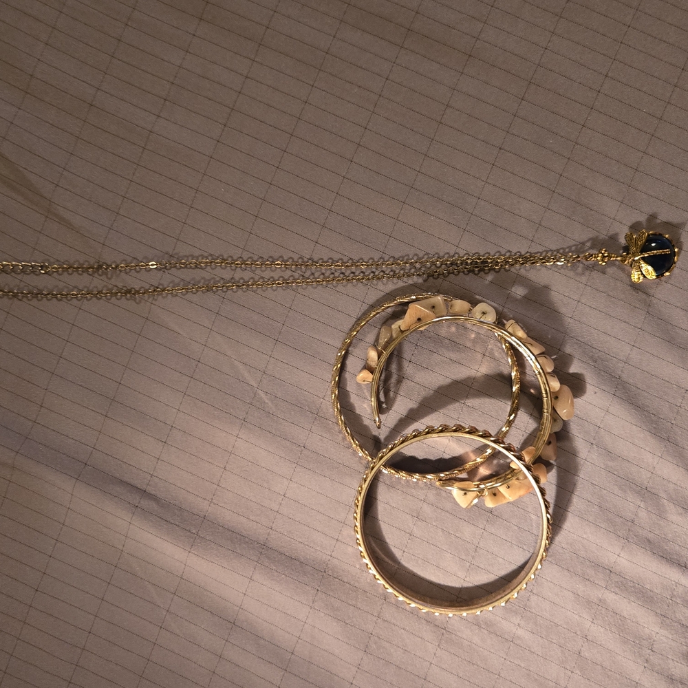 Elegant Gold and Cream Jewelry Set